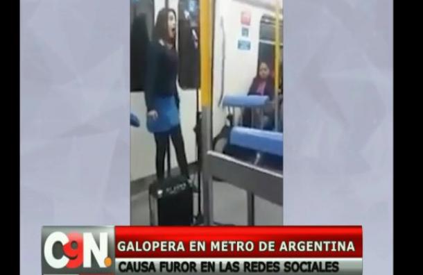 ¡Mira el video! Galopera causa furor en el metro de Argentina