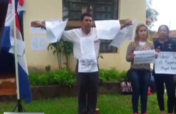 Hombre se «crucificó» en protesta por supuesta injusticia del MEC