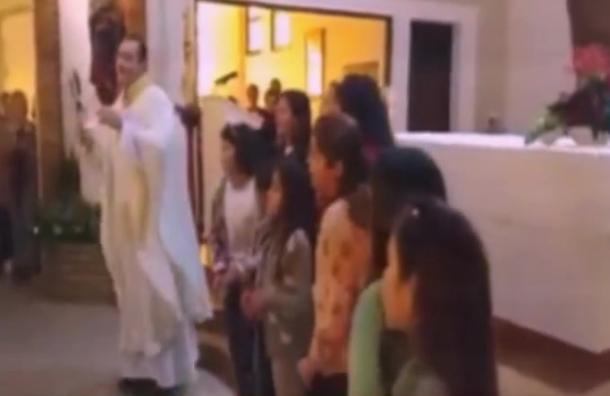 ¡Mira el video! Ahora el tema «despacito» llegó a la iglesia católica en Argentina