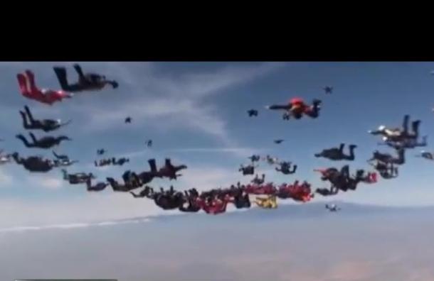 217 paracaidistas imponen récord mundial