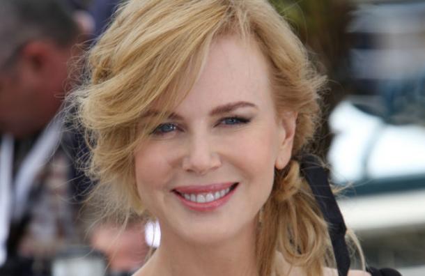 Nicole Kidman aparece irreconocible en el estreno de su nueva cinta y la comparan con Renée Zellweger