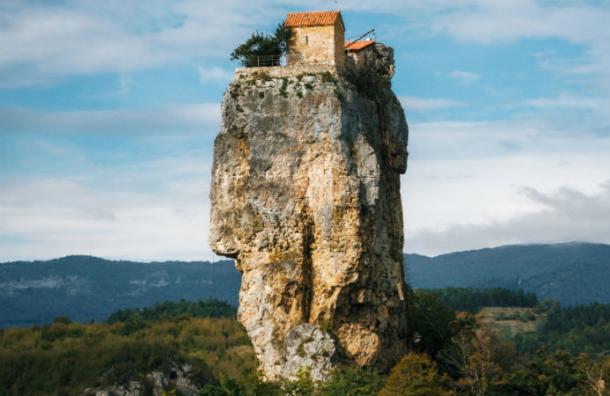 Por años nadie pudo subir a esta roca hasta que en 1944 un hombre encontró algo estremecedor