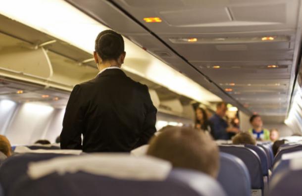 No es para que duermas: la vital razón por la que los aviones bajan las luces de la cabina