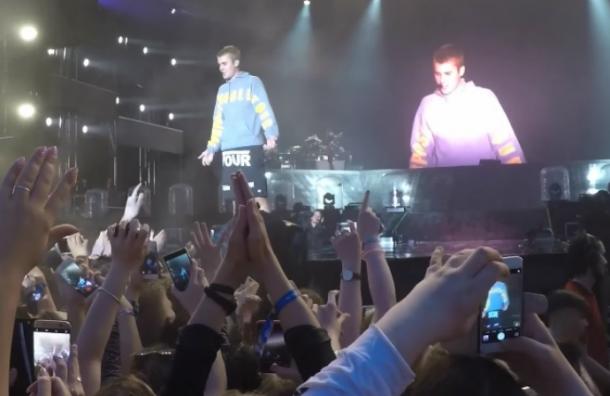 Justin Bieber se niega a cantar «Despacito» y un fanático lo ataca violentamente