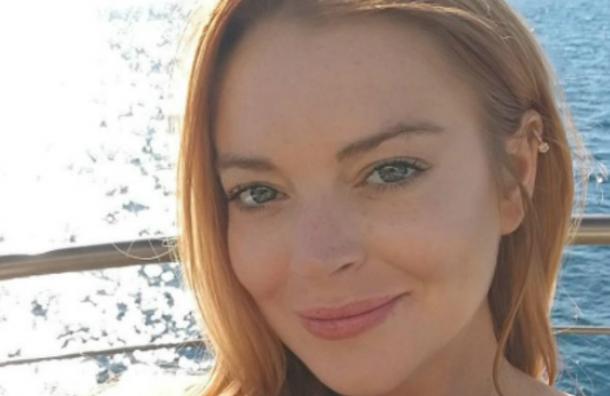 Lindsay Lohan reaparece en público y su nueva apariencia está dando que hablar