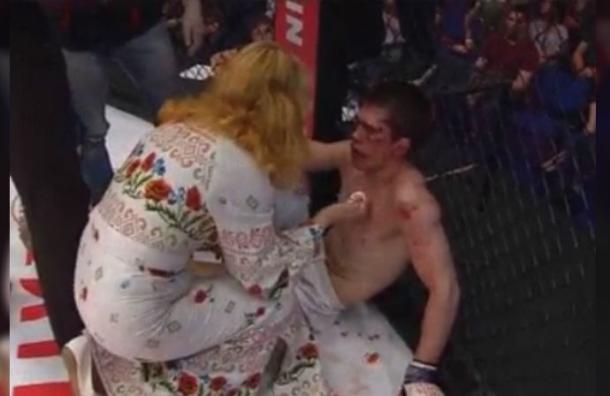 Luchador de MMA sufrió sangriento nocaut y su madre lo humilló frente a todos por perder