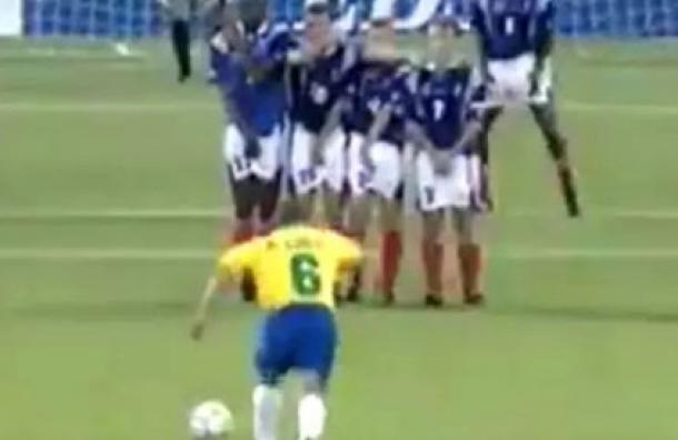 Roberto Carlos intentó imitar su tiro libre más famoso y casi mata a un rival