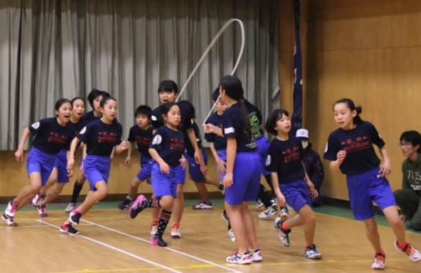 La hipnotizante manera en que estos niños japoneses rompieron el récord mundial en saltar la cuerda