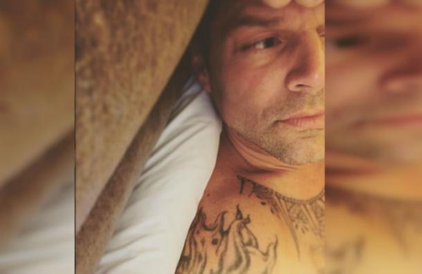 Publican impactantes fotos de Ricky Martin con el cuerpo de su «amante muerto» en sus brazos