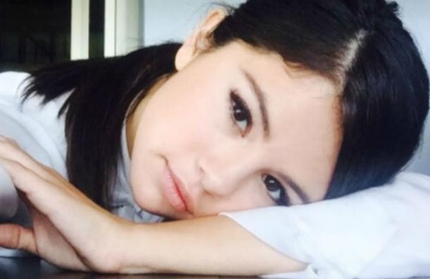 Los enigmáticos mensajes de Selena Gomez escritos con labial en un espejo