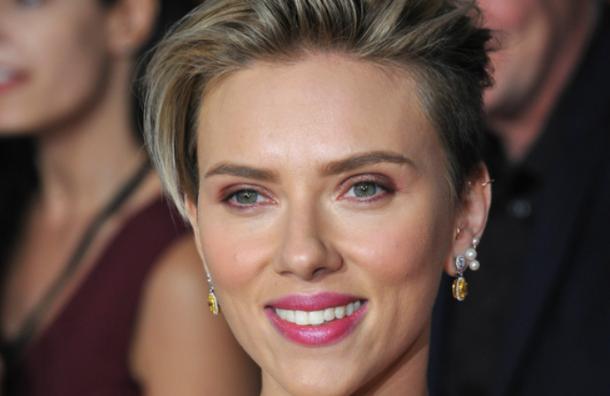 Scarlett Johansson asiste a premiere junto a abuela que era idéntica a ella